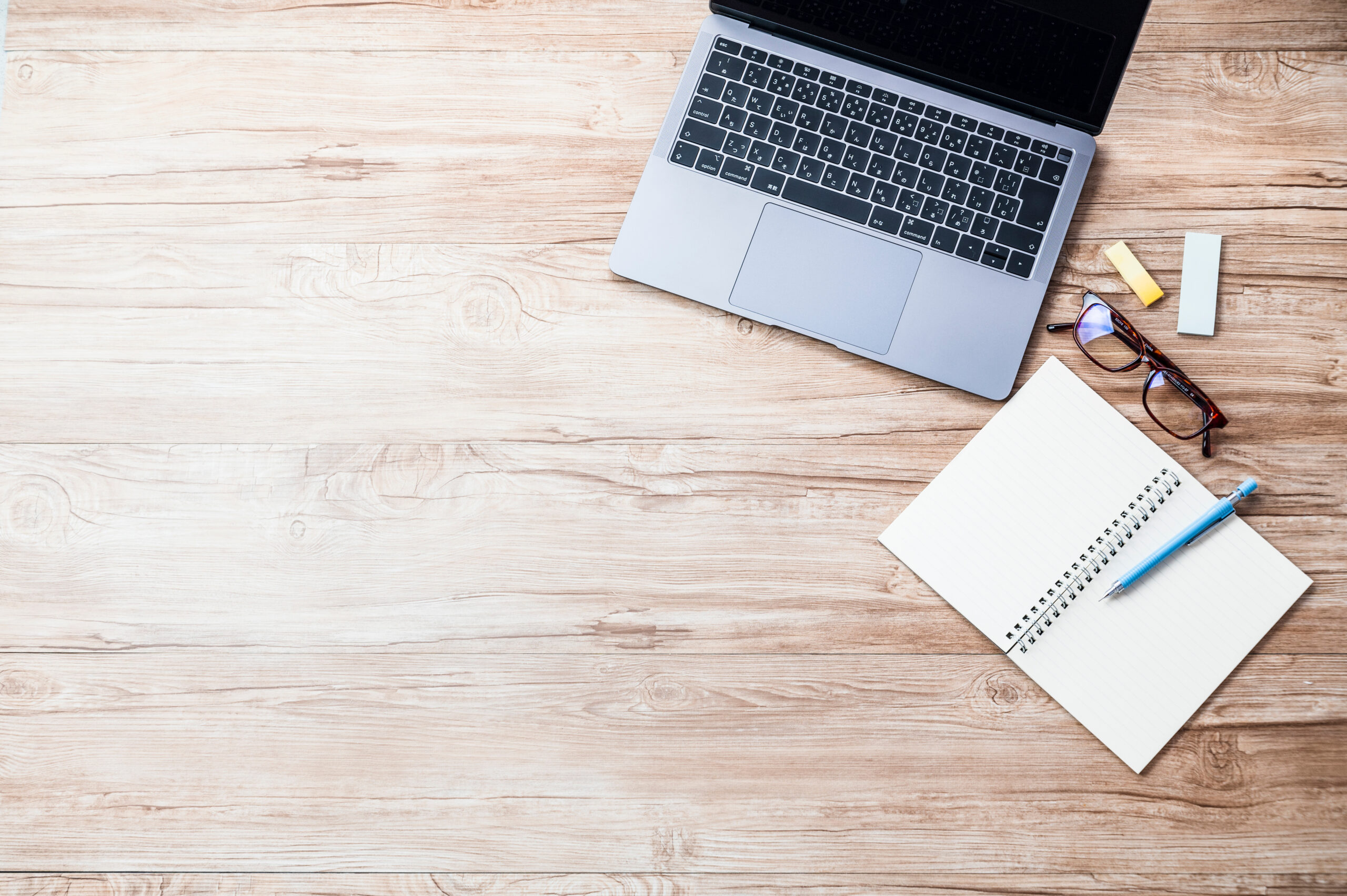 デスクとノートのイメージ写真